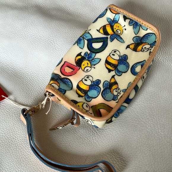 NWT Dooney & Bourke Bee Flat Wristlet Clutch - Picture 5 of 5